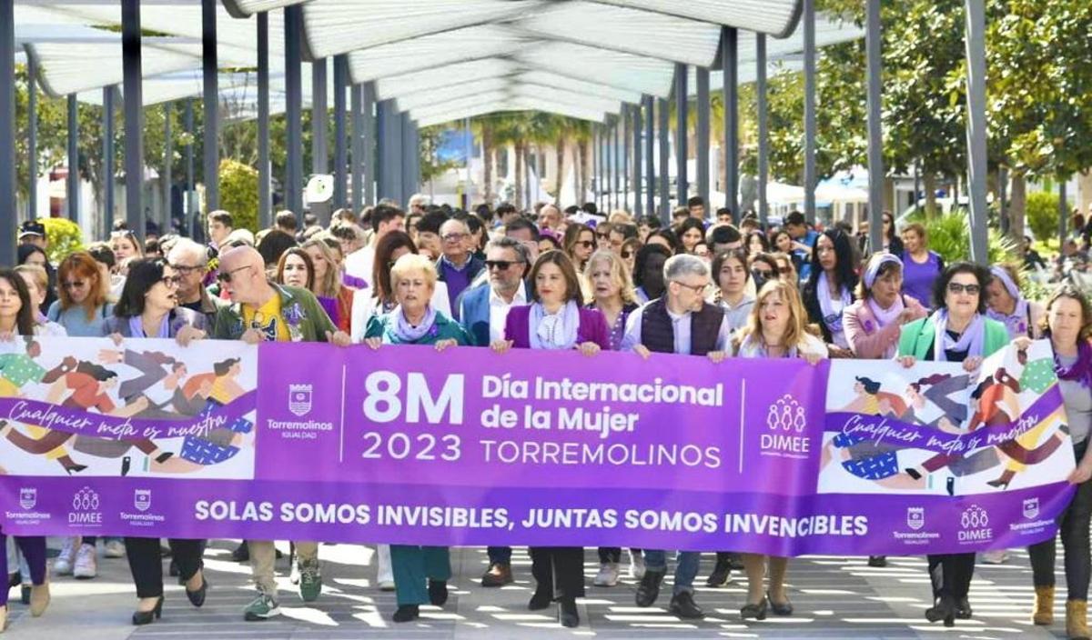 El 8M comenzó con una manifestación por las calles de Torremolinos.