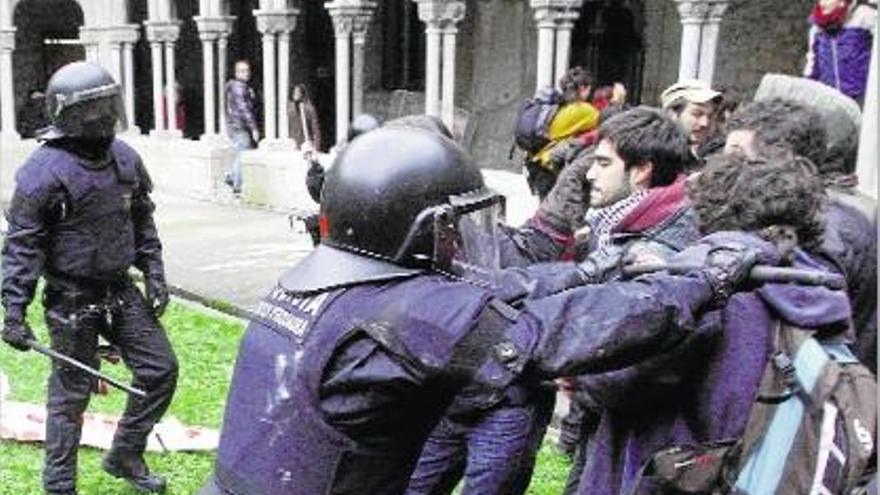 Unes 300 persones van intentar boicotejar divendres la celebració del 20è aniversari de la UdG.