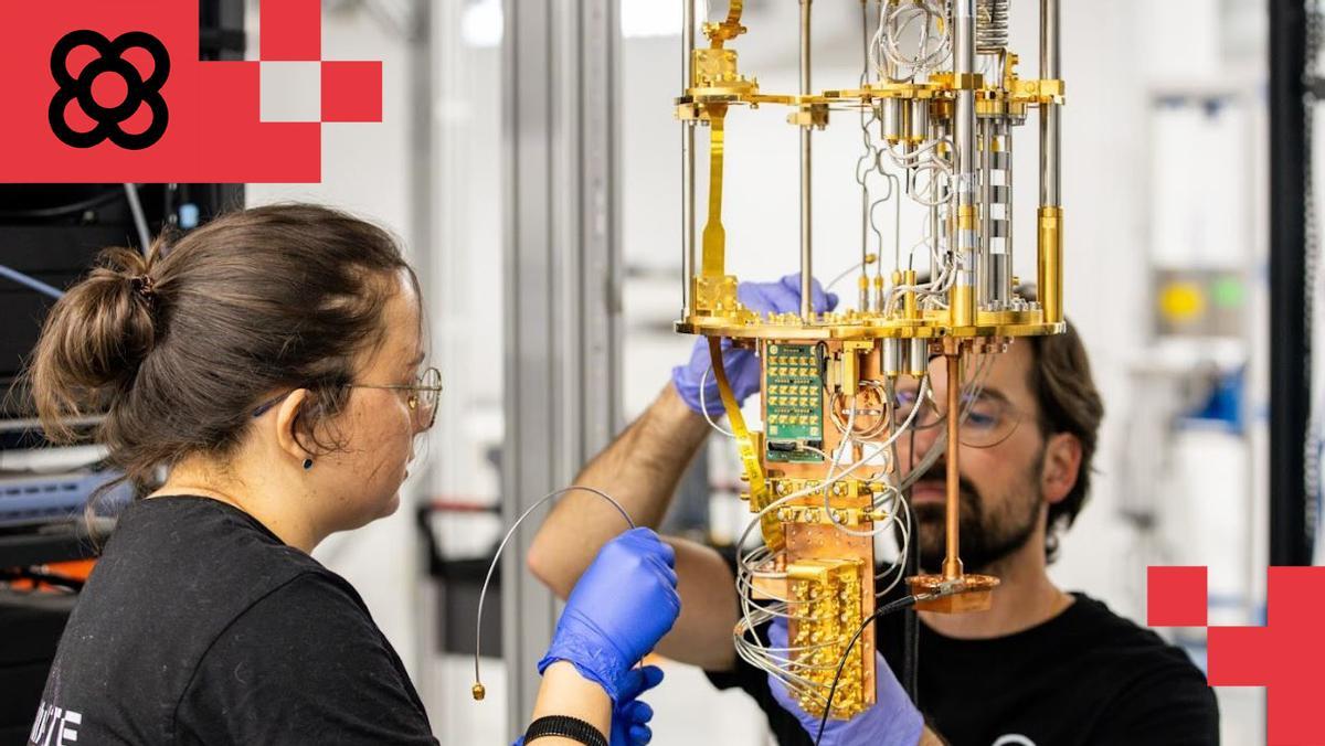 Dos ingenieros de Qilimanjaro Quantum Tech trabajando en el centro de datos cuántico.