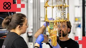 Dos ingenieros de Qilimanjaro Quantum Tech trabajando en el centro de datos cuántico.