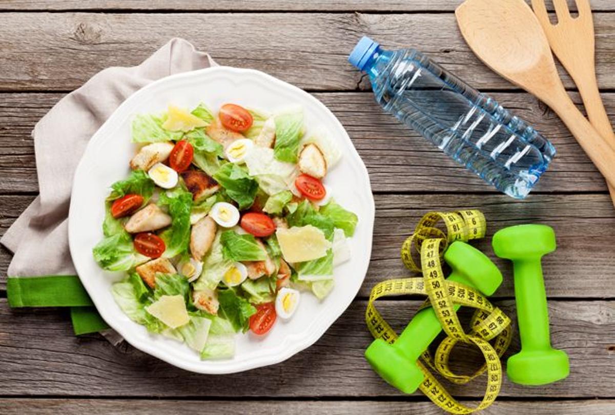 Ensalada y agua para una buena alimentación