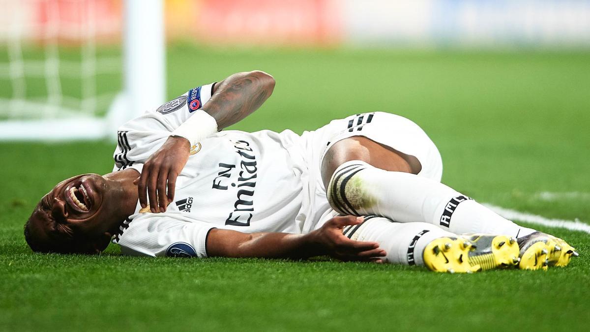 Vinícius en el suelo quejándose tras recibir una falta
