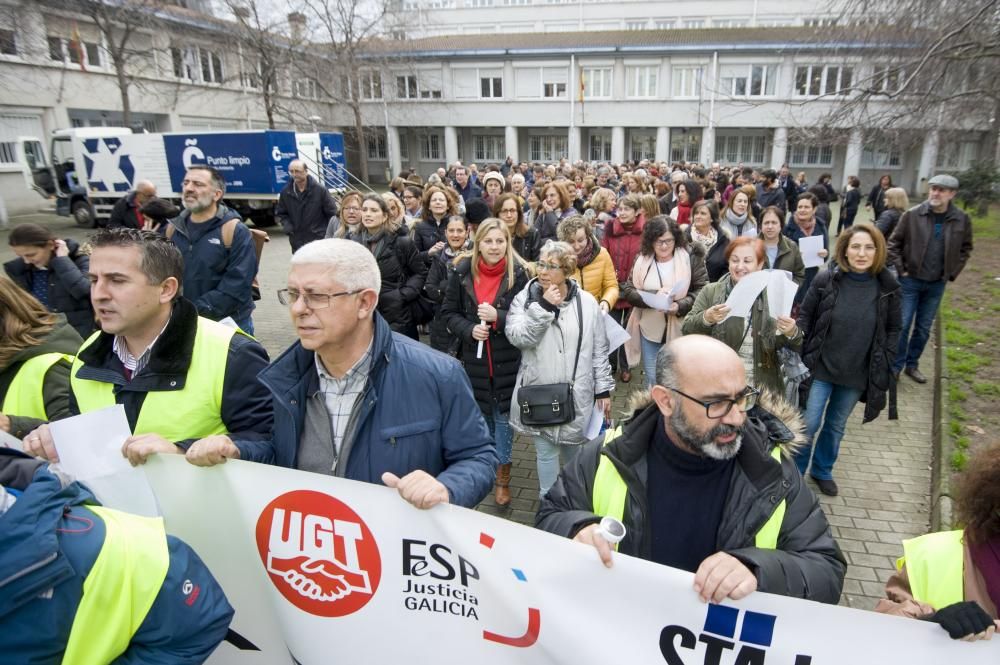 Centenares de funcionarios de la Administración de Justicia han marchado por las calles de A Coruña y otras ciudades gallegas para reivindicar mejoras salariales y sociales.
