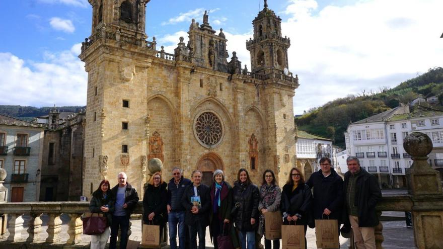 Participantes diante da catedral, retrato de Cunqueiro feito por Laxeiro e visita ao Museo da Fonte.