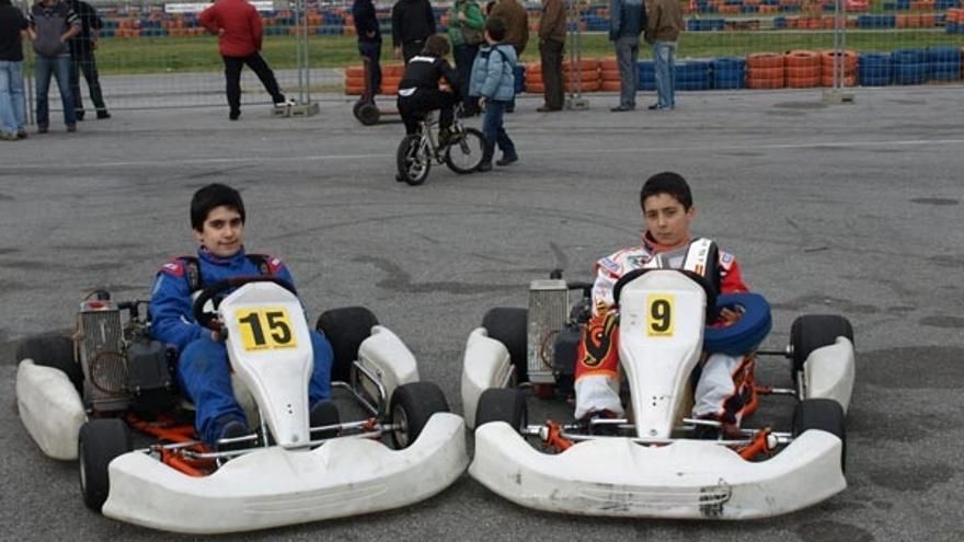 Los vigueses Álvaro Vila, &quot;Iceman&quot;, y José Manuel, &quot;Pikachu&quot;, que este año participan en la Copa Rotax.