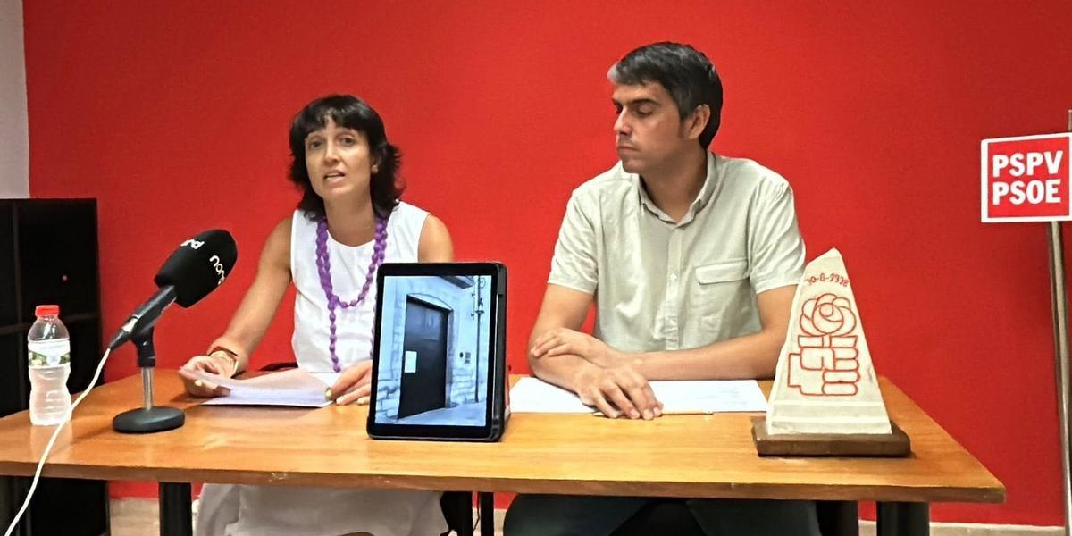 La secretaria general de los socialistas de Morella, Maria Rallo, junto al edil y exalcalde, Rhamsés Ripollés.