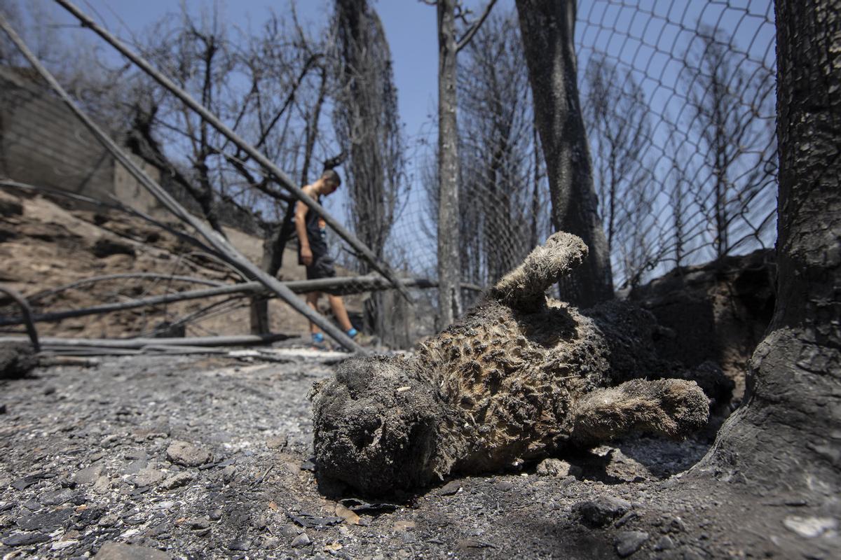 Vecinos del Bages en sus casas quemadas tras el incendio