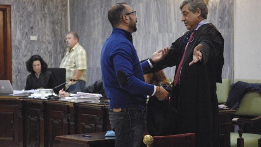 Iván Ramírez (i.) habla con su abogado, José Álvarez, durante el juicio.