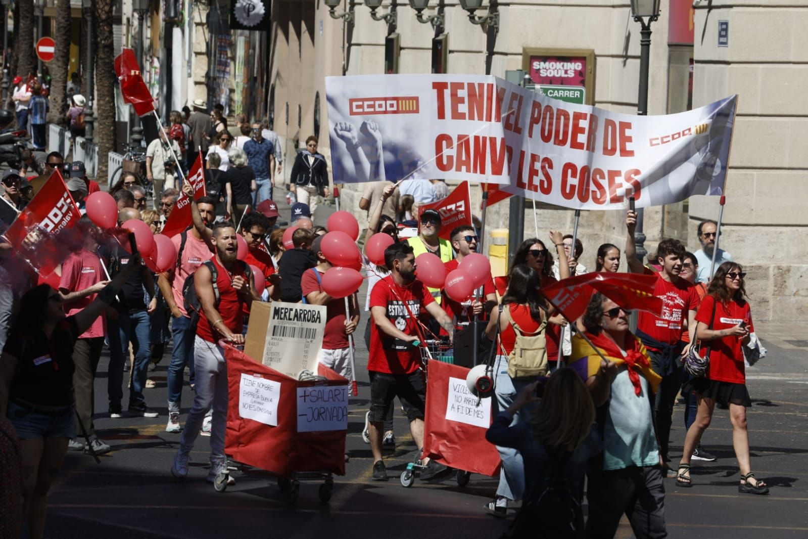 Miles de trabajadores festejan el Primero de Mayo en València