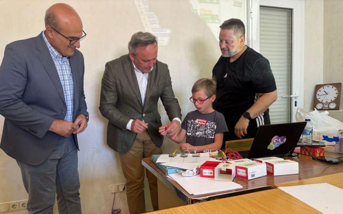 Un niño muestra sus habilitades con el juego Makey Makey. | JUNTA DE CASTILLA Y LEÓN