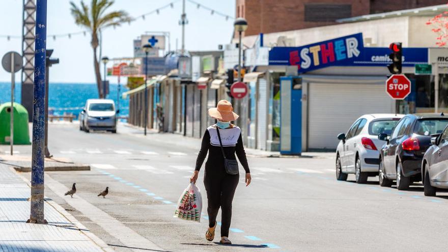 Calle casi vacía en Benidorm por las medidas de confinamiento