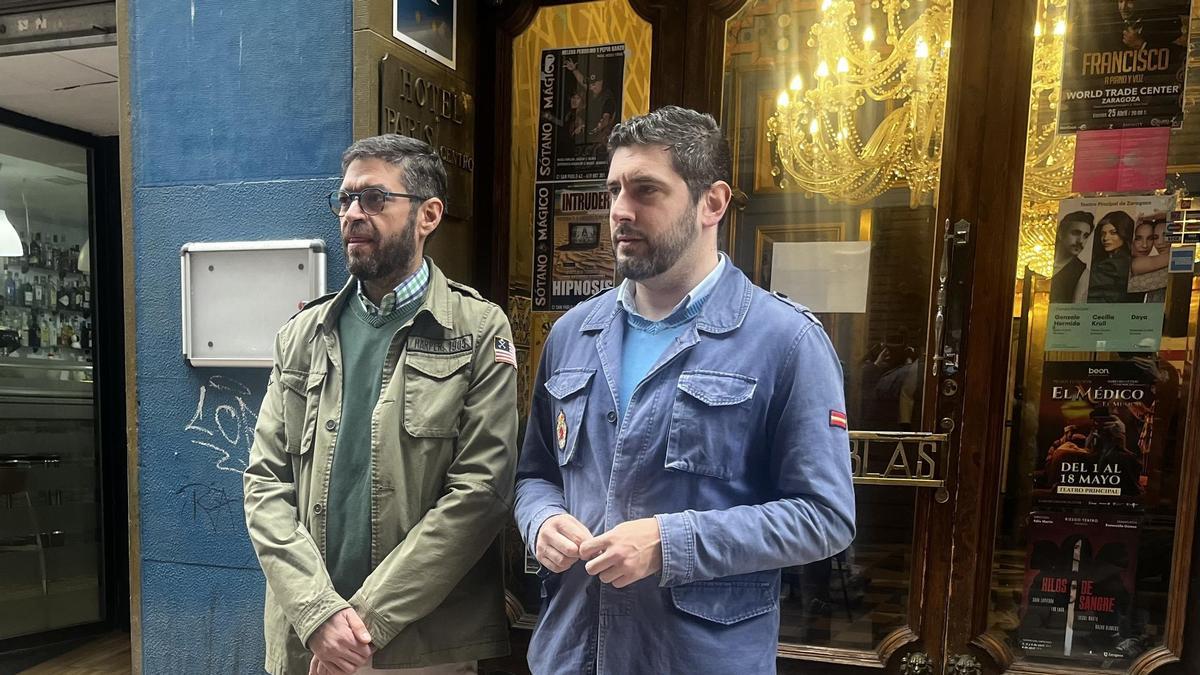 Alejandro Nolasco y Armando Martínez, presidente de la junta de distrito del Casco Histórico, en Zaragoza.