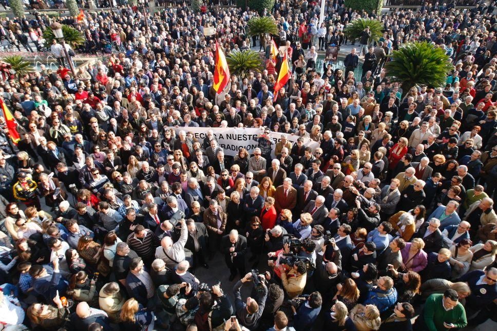 Los cofrades se manifiestan por la Semana Santa tradicional