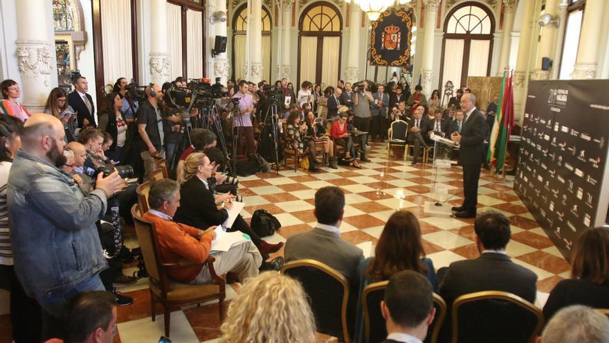 El Salón de los Espejos del Ayuntamiento, abarrotado durante la rueda de prensa.