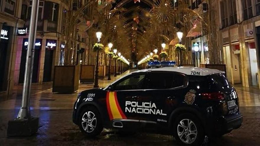 Un radiopatrulla en la calle Larios.