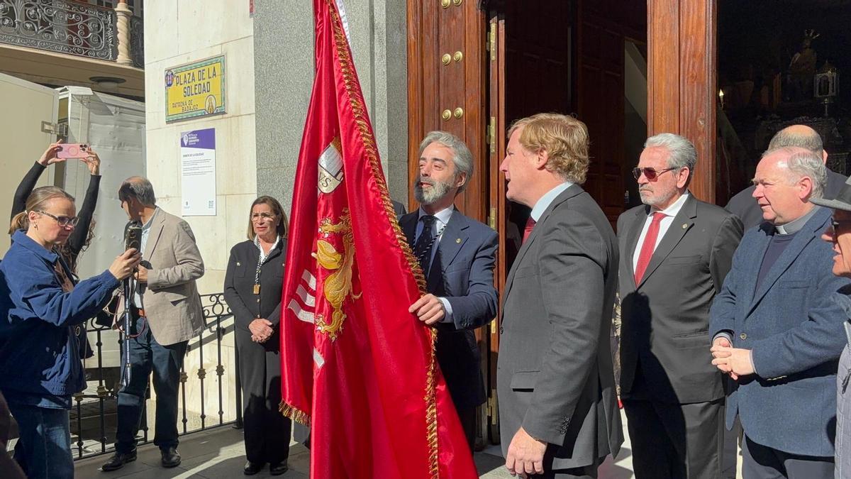 Francisco Javier Gutiérrez, hermano mayor de la Soledad, recibe de manos de Ignacio Gragera, alcalde de Badajoz, la bandera de la ciudad.