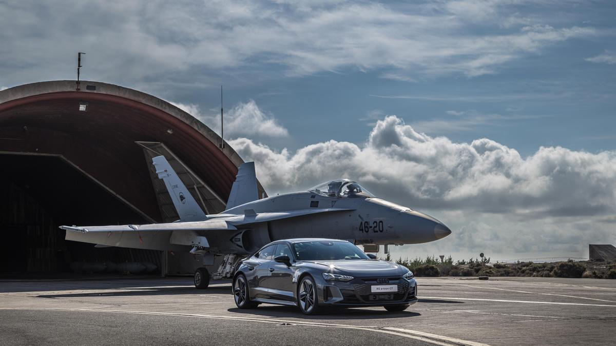 El desafío: Audi RS e-tron GT y McDonell Douglas F/A -18 Hornet