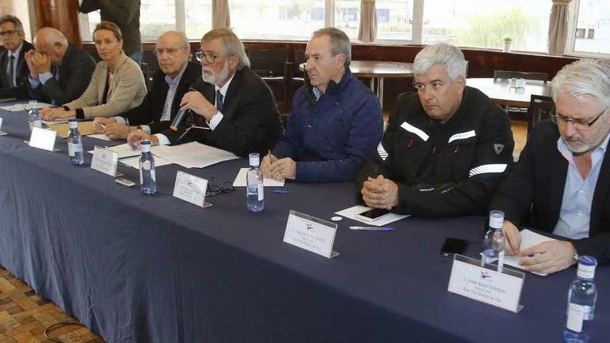 La directiva del Real Club Náutico, con su presidente, Justo González Ballesta, en el centro. // Alba Villar