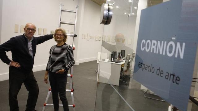 Amador Fernández Carnero e Isabel de la Rosa, ayer por la tarde, en la galería Cornión. | Ángel González