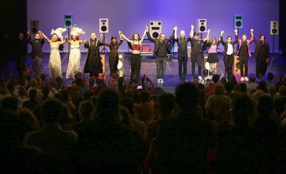 El saludo de los artistas de la Gala Internacional en agradecimiento por los aplausos del público.