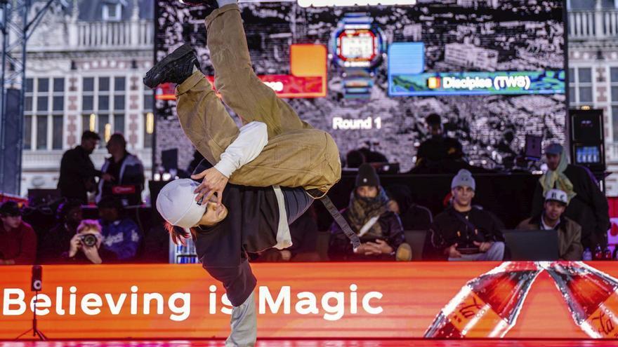 La deportista ourensana Alicia Babarro, durante una competición de ‘breaking’. |  Erik Derycke