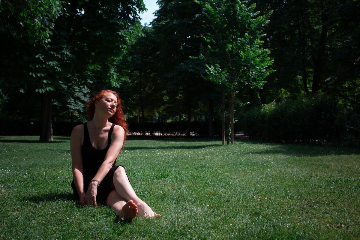 La escritora Grazia Giordano en los Jardines del Buen Retiro, en Madrid.