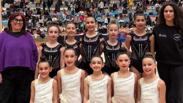 La concejala Pilar Lueiro y Wendy Rey con las gimnastas. | VIRAVOLTA