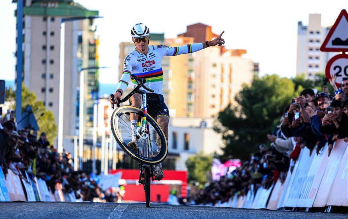 Van der Poel, en el momento de entrar a meta en Benidorm.