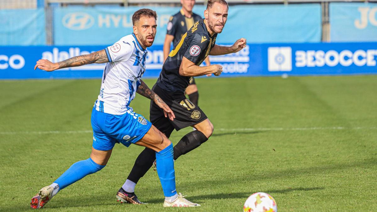 Cristian Herrera pugna con un rival del Atlético Baleares