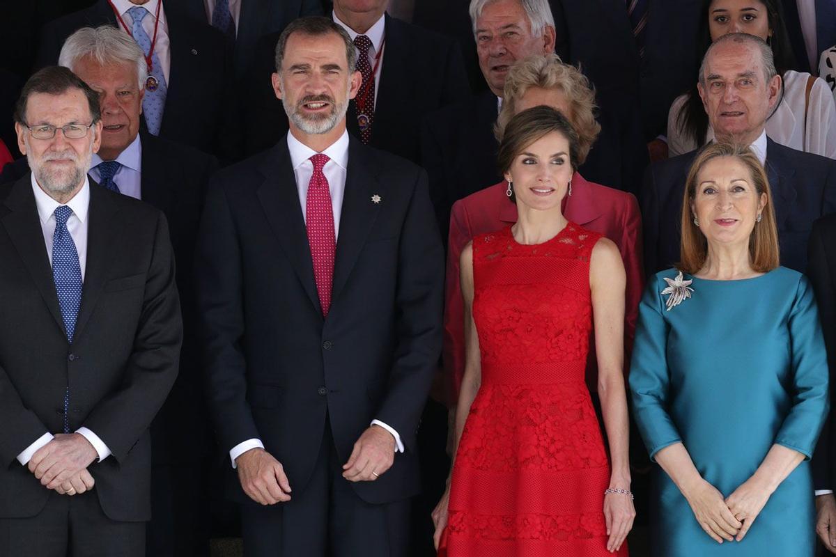 Letizia Ortiz con vestido de encaje rojo de Carolina Herrera junto a Felipe VI