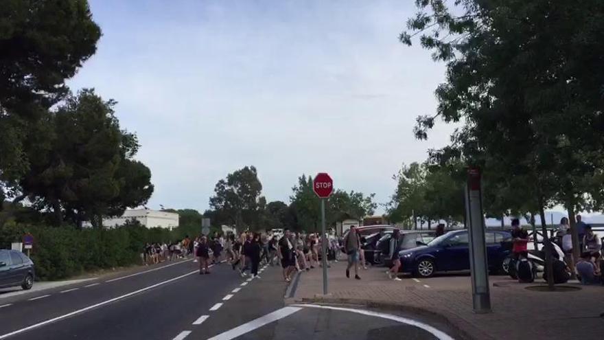 Los peatones siguen cruzando la carretera del Saler en el embarcadero