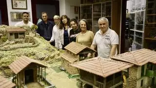 Las pinceladas finales de los pesebres de Navidad: así ultima detalles (y sorpresas) la Asociación Belenista de Gijón