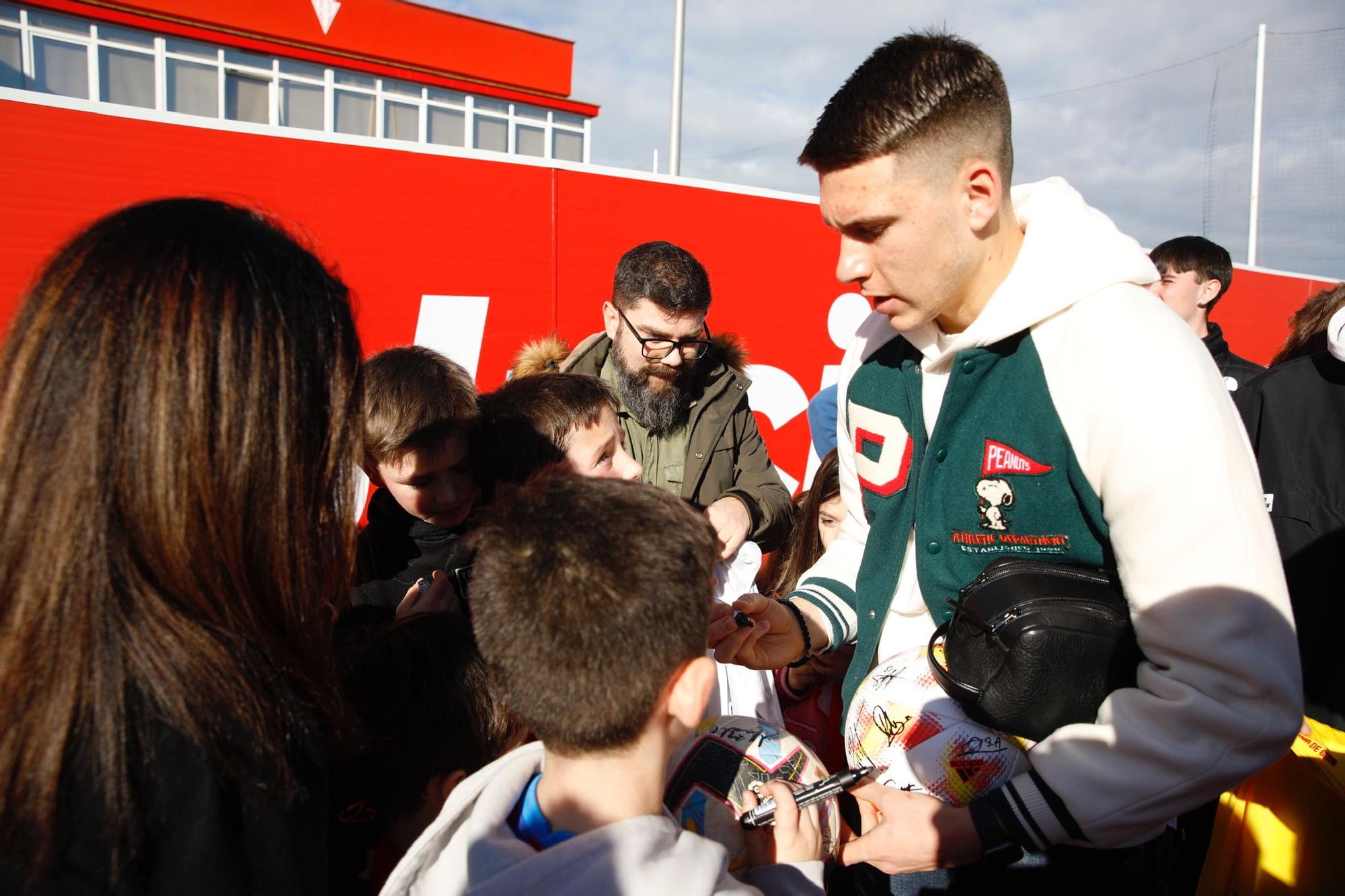 En imágenes: Así fue el encuentro entre aficionados y jugadores del Sporting