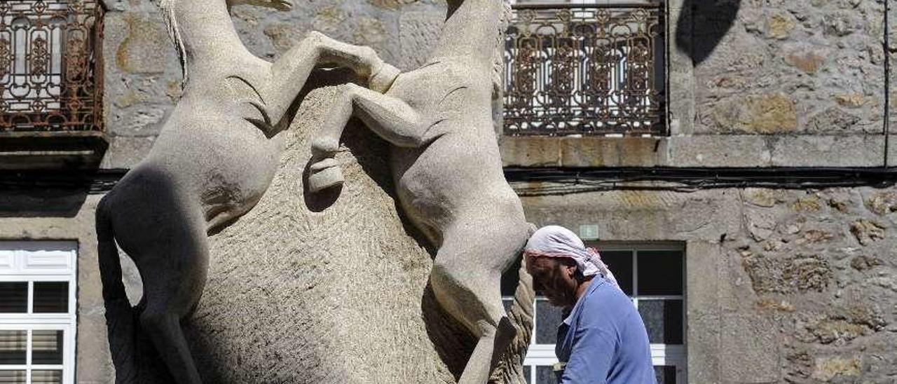 El escultor Manuel Vilaverde reparando su obra. // Bernabé/Javier Lalín