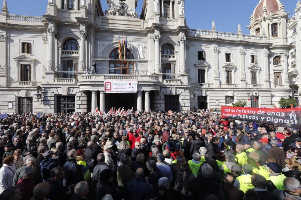 Protesta de jubilados en València: queman cartas de la subida de su pensión