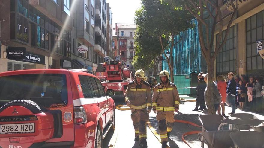 Desalojan a una anciana de 94 años al incendiarse su cocina en la calle Campoamor