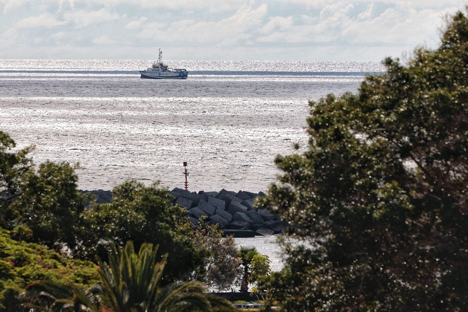 El buque 'Ángeles Alvariño' continúa realizando barridos cerca de la costa al sudeste de Santa Cruz de Tenerife