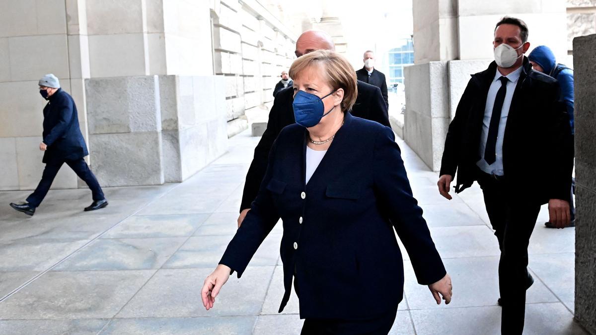  Merkel entrando en el edificio para la votación del nuevo canciller