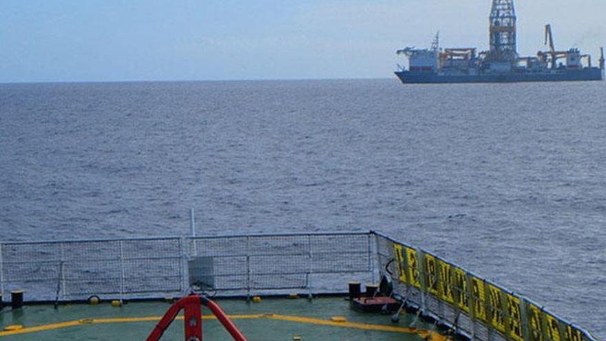 El buque de Repsol, visto desde el &#039;Arctic Sunrise&#039;. | greenpeace_esp (Instagram)