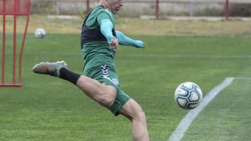 Escriche dispara a puerta durante un entrenamiento.