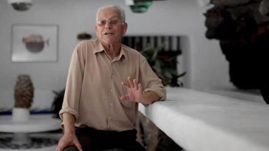 Luis Morales Padrón, en una foto del documental que aborda su obra.