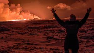 Ún hombre, ante el volcán en Grindavik.