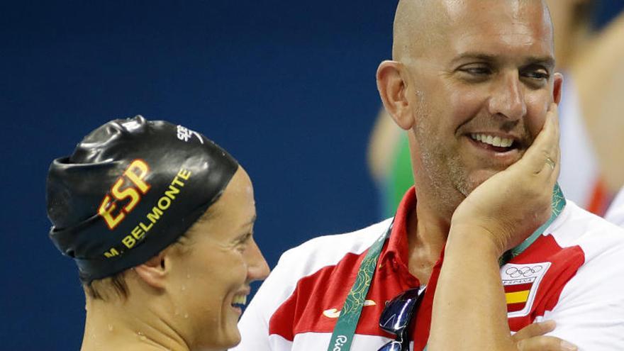 Mireia Belmonte y su entrenador Fred Vergnoux.