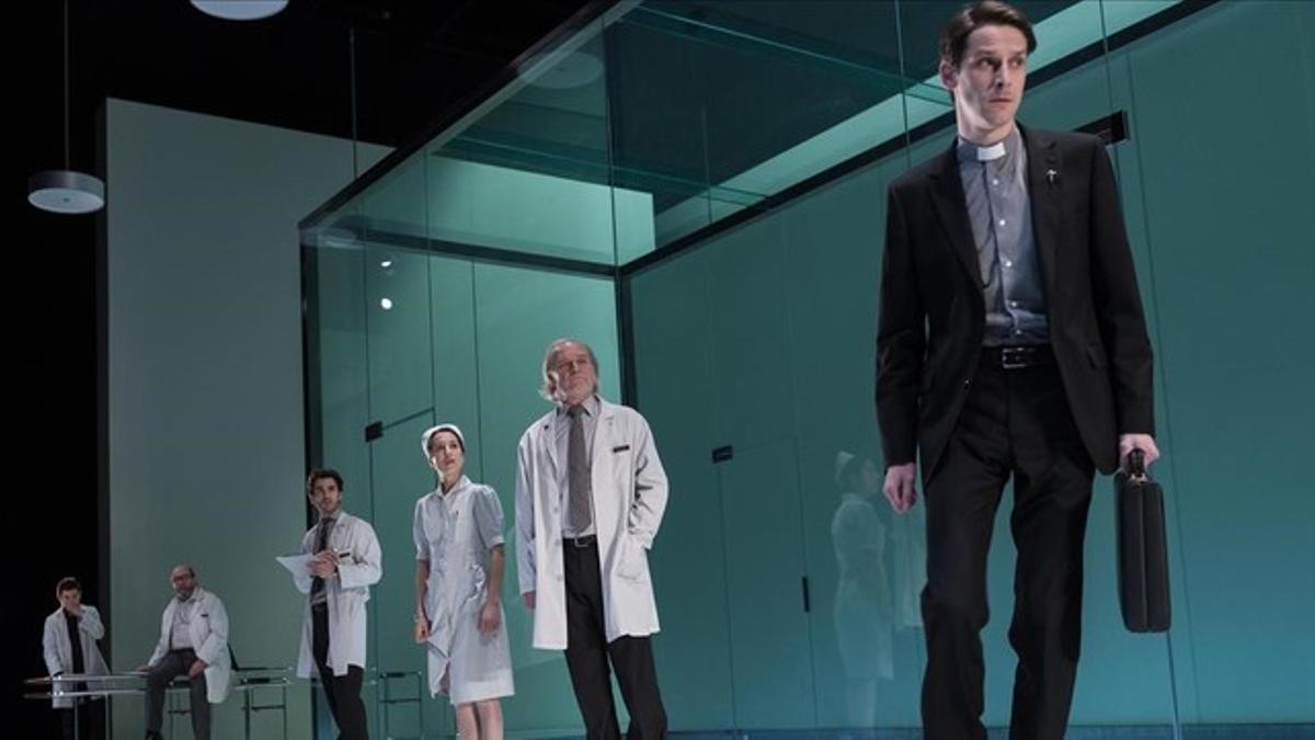 Escena del montaje 'El professor Bernhardi', que Xavier Albertí estrena en el TNC, con, de derecha a izquierda, Albert Prat, Lluís Homar, Sílvia Ricart, Rubén de Eguía, Pep Cruz y Guillem Gefaell.