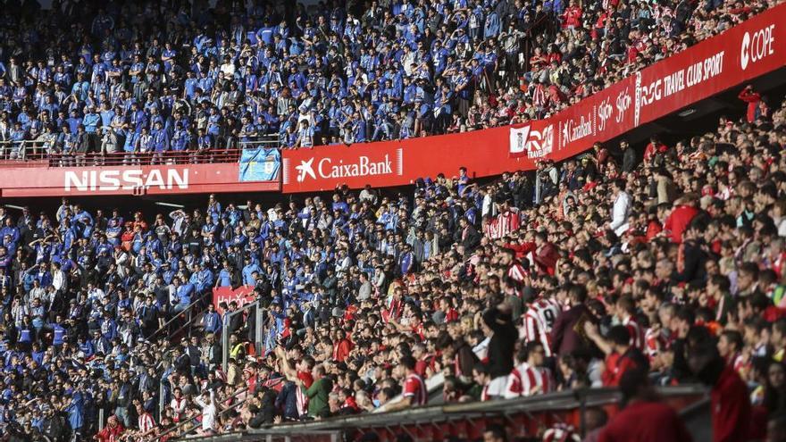 Aficionados de Oviedo y Sporting en el derbi celebrado en Gijón.