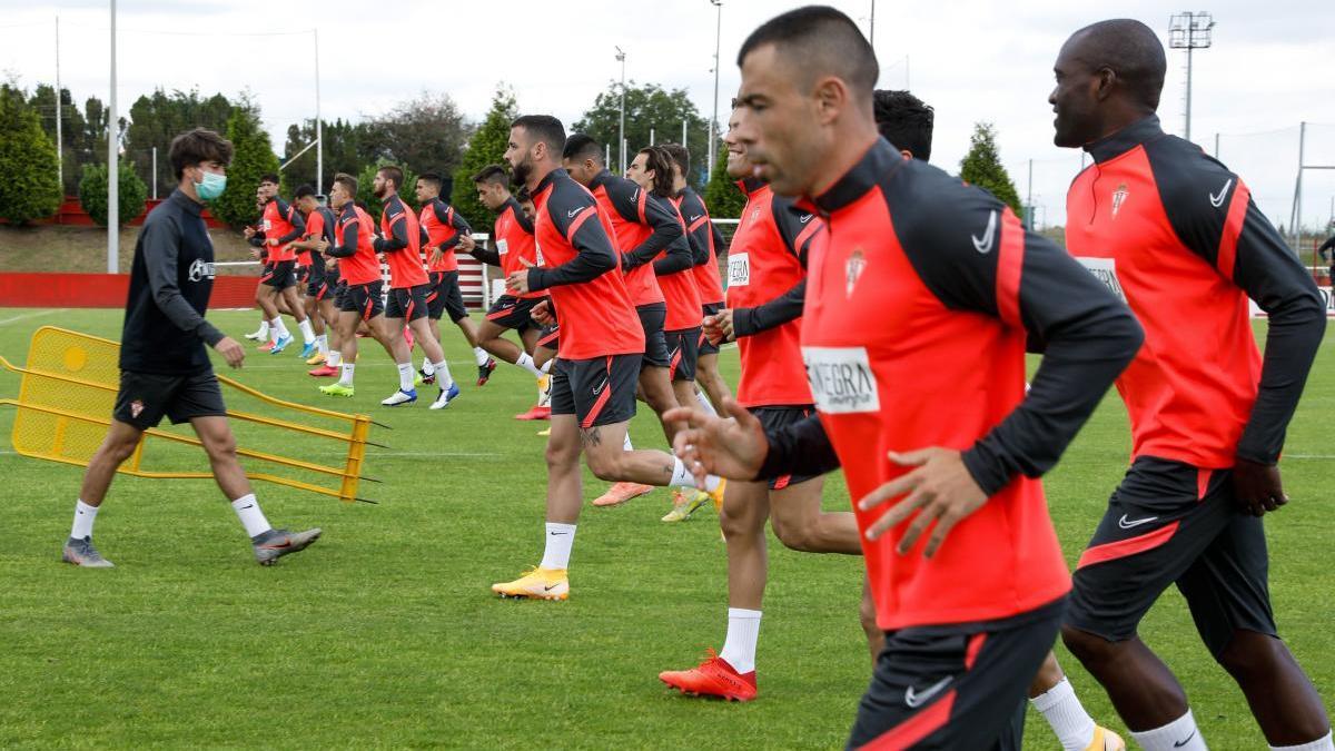 Los jugadores del Sporting, durante el entrenamiento de esta mañana.