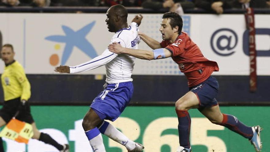 Miguel Flaño intenta cortar el avance del delantero camerunés del Zaragoza, Henri Bienvenu.