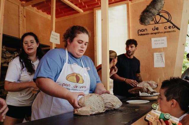 Uno de los puestos de venta del Pan de Cea, puro arte