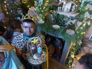 En imágenes: los belenes llenan la capilla de San Roque, en Salas