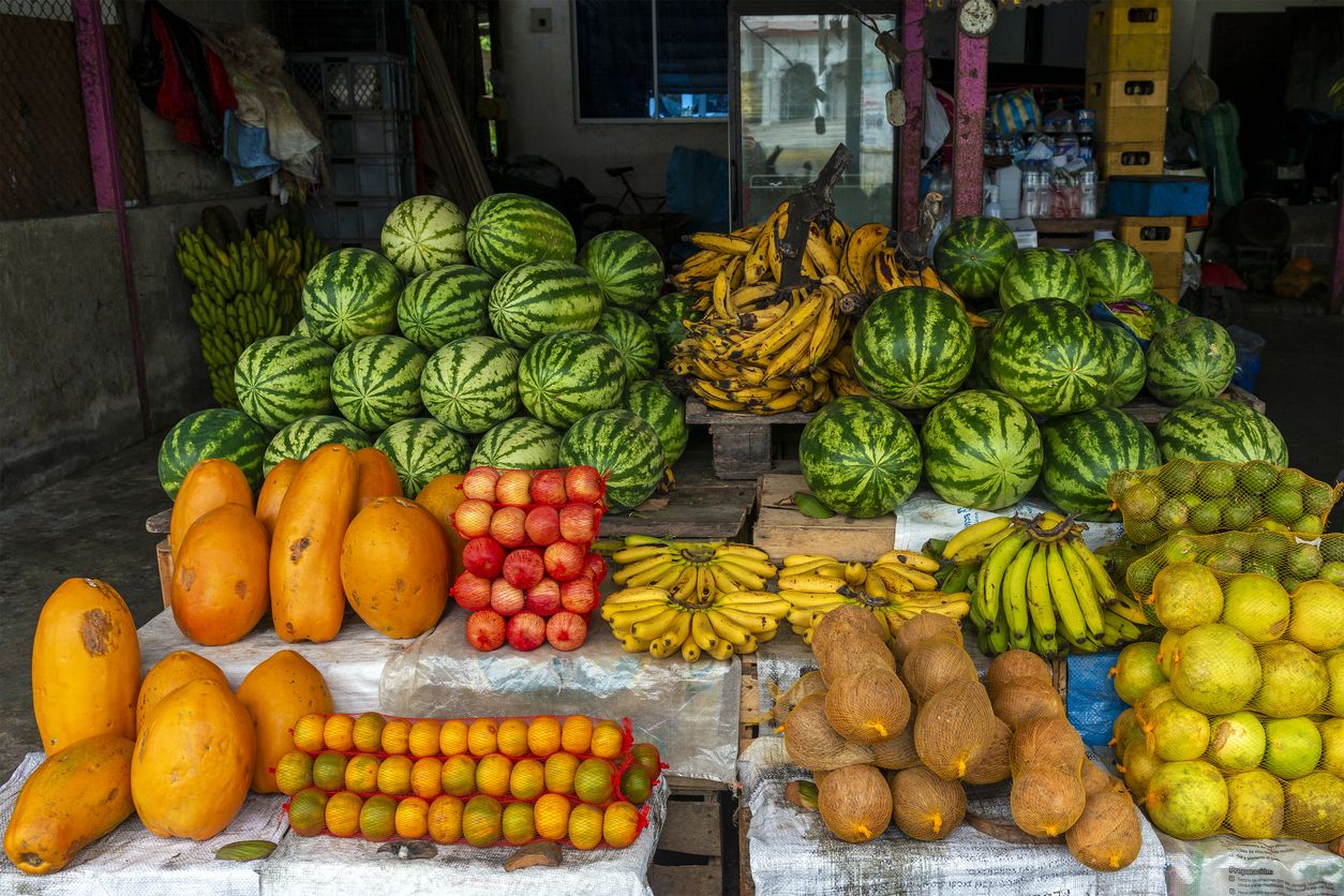 Puesto de frutas en el mercado de Quito